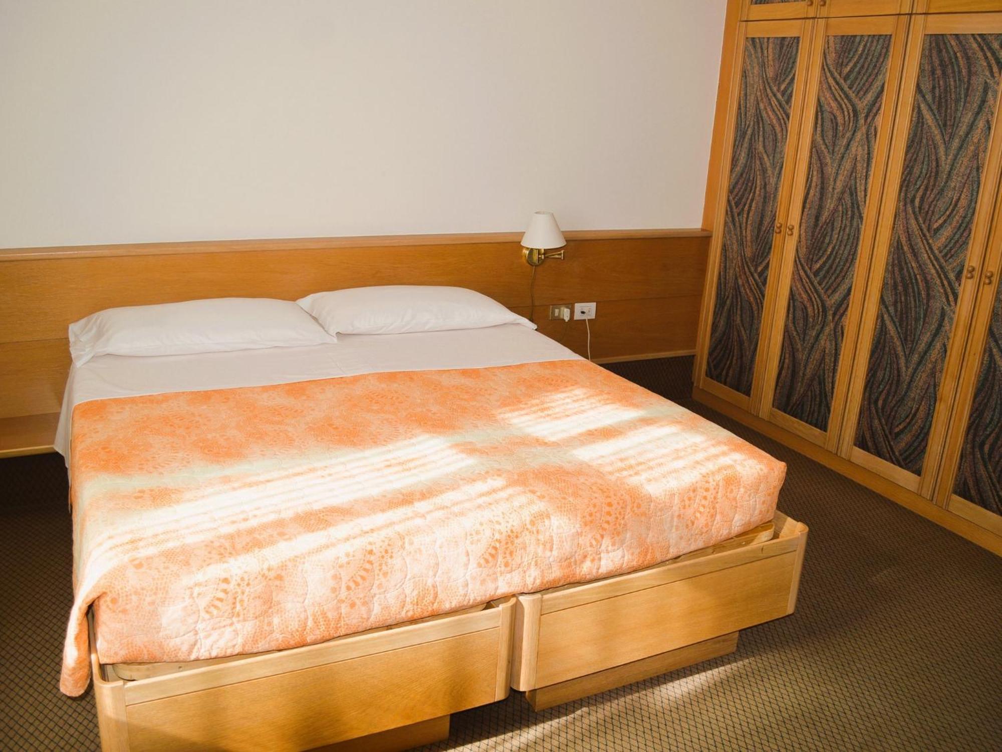 Hotel Villa Regina Levico Terme Kültér fotó
